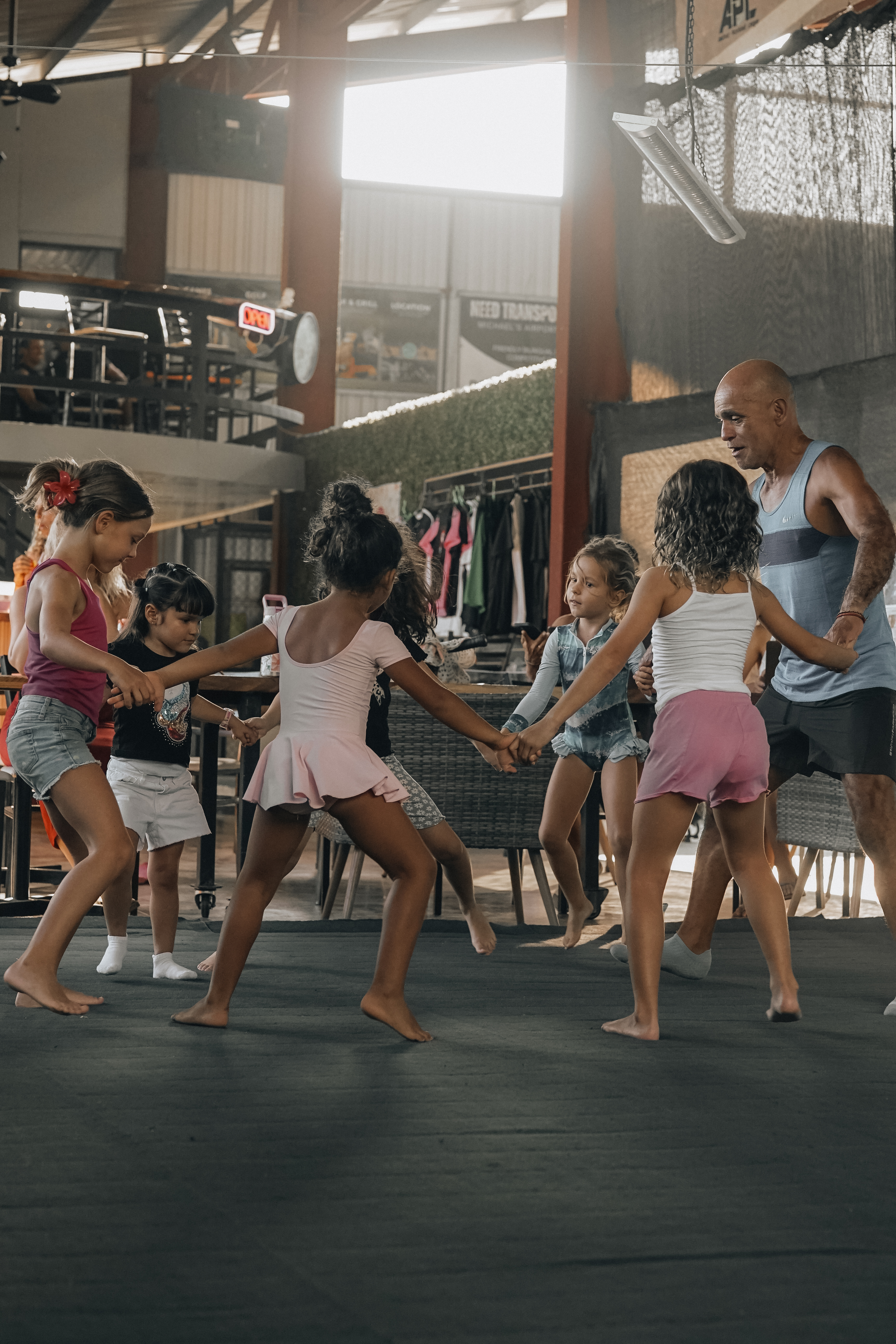 Grommets en clase de acrobacia y flexibilidad Jacó