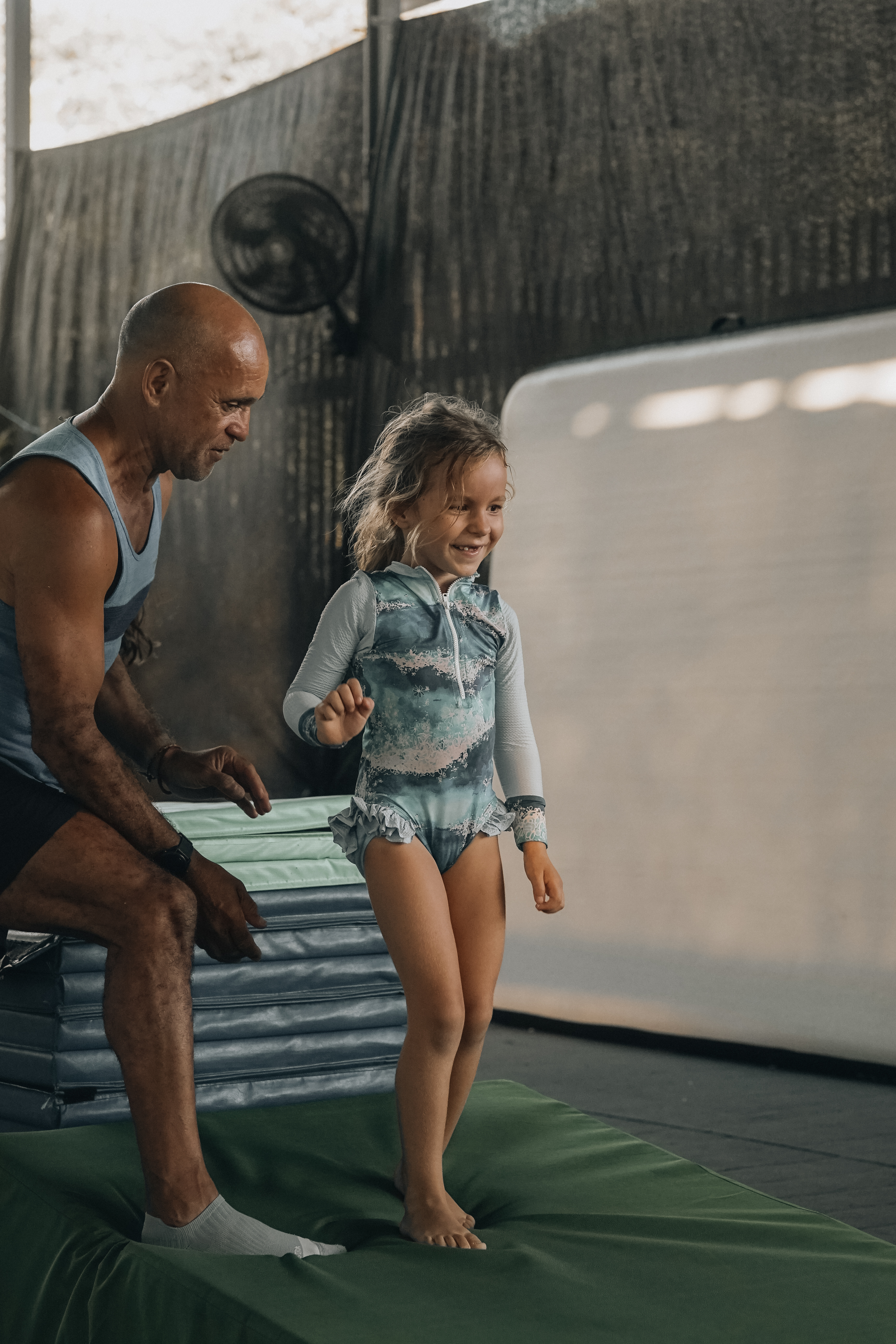 Grommets — entrenamiento grupal de flexibilidad en Mareas Studio Jacó
