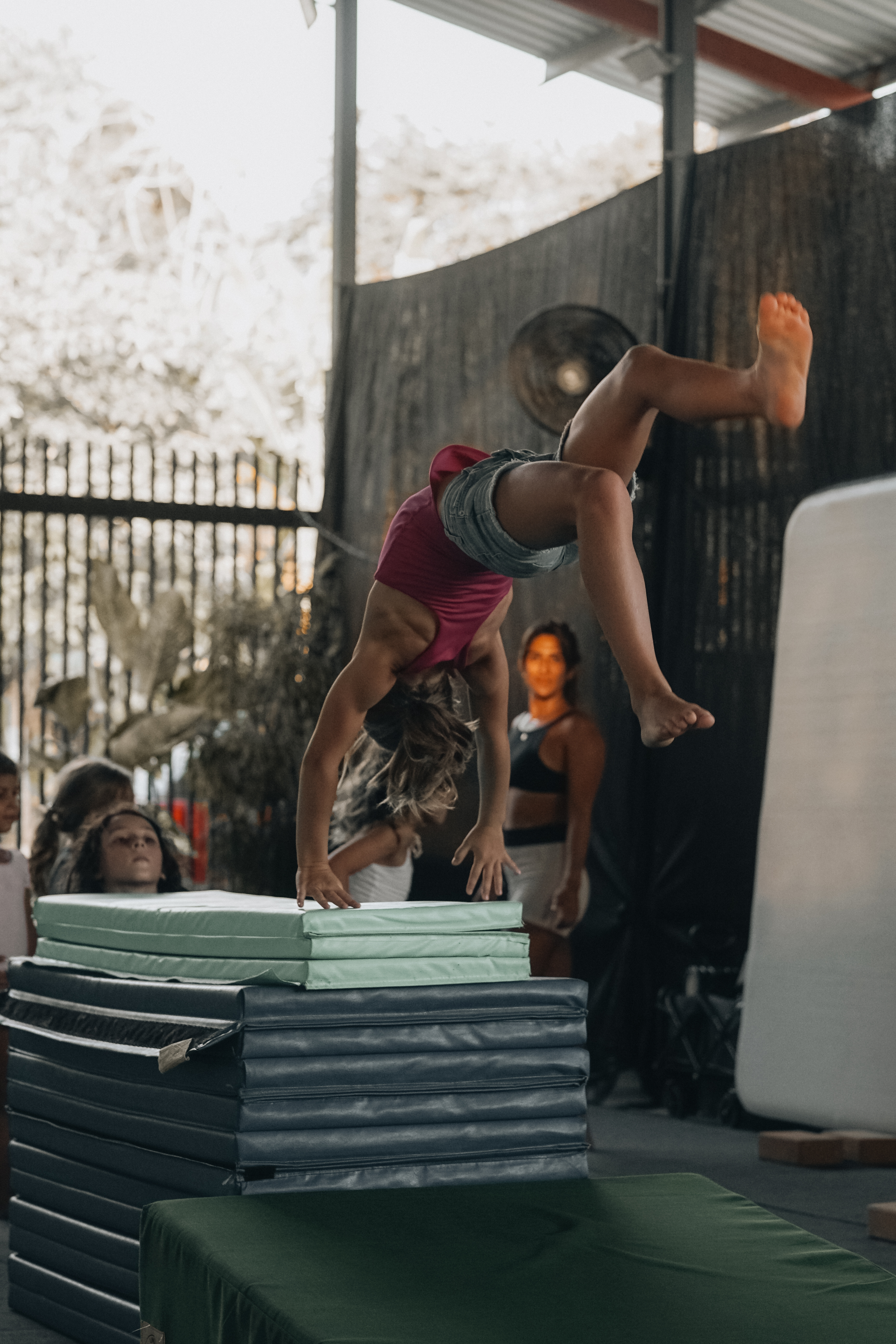 Clase Grommets — entrenamiento de flexibilidad para niños de 6 a 14 años en Mareas Studio Jacó