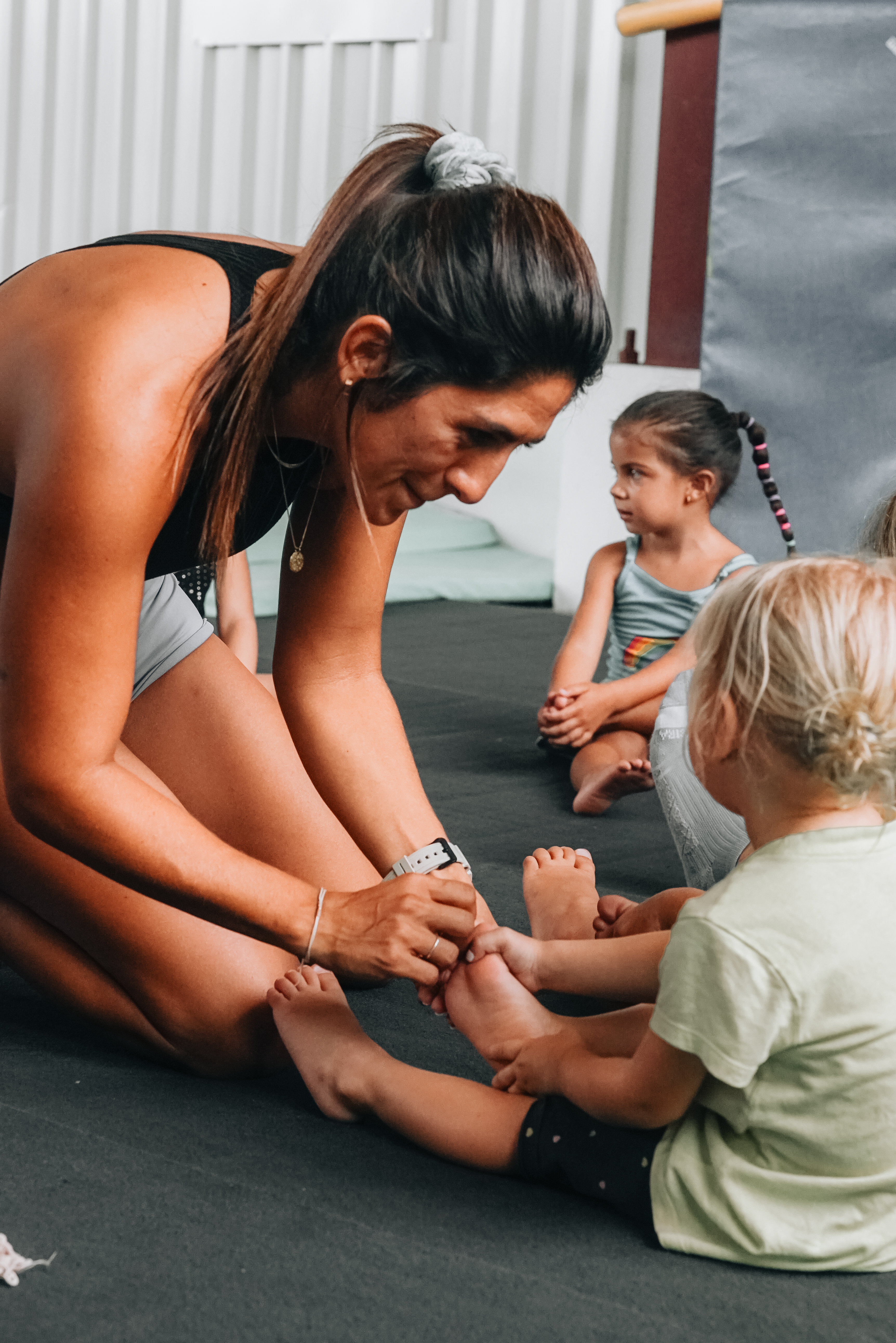 Clase Mini Groms — movilidad para niños de 3 a 5 años en Mareas Studio Jacó